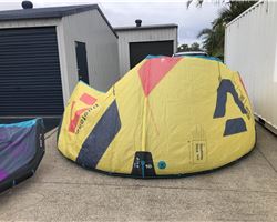 Duotone Dice 10 metre kitesurfing kite