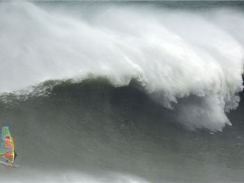 JP becomes first windsurfer to ride triple mast high Nazare - Windsurfing News