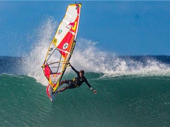 Lenny's still got it. Hookipa goes off for the Aloha Classic - Windsurfing News