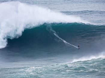 'Big Wednesday' at Nazare - Monster Waves and Crazy Antics! - Surfing News