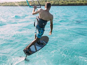 3 Tips to Help You FOIL Away From Turns to Toeside - Kitesurfing News