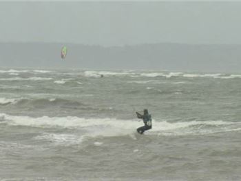 How to handle strong winds when kitesurfing - Kitesurfing News