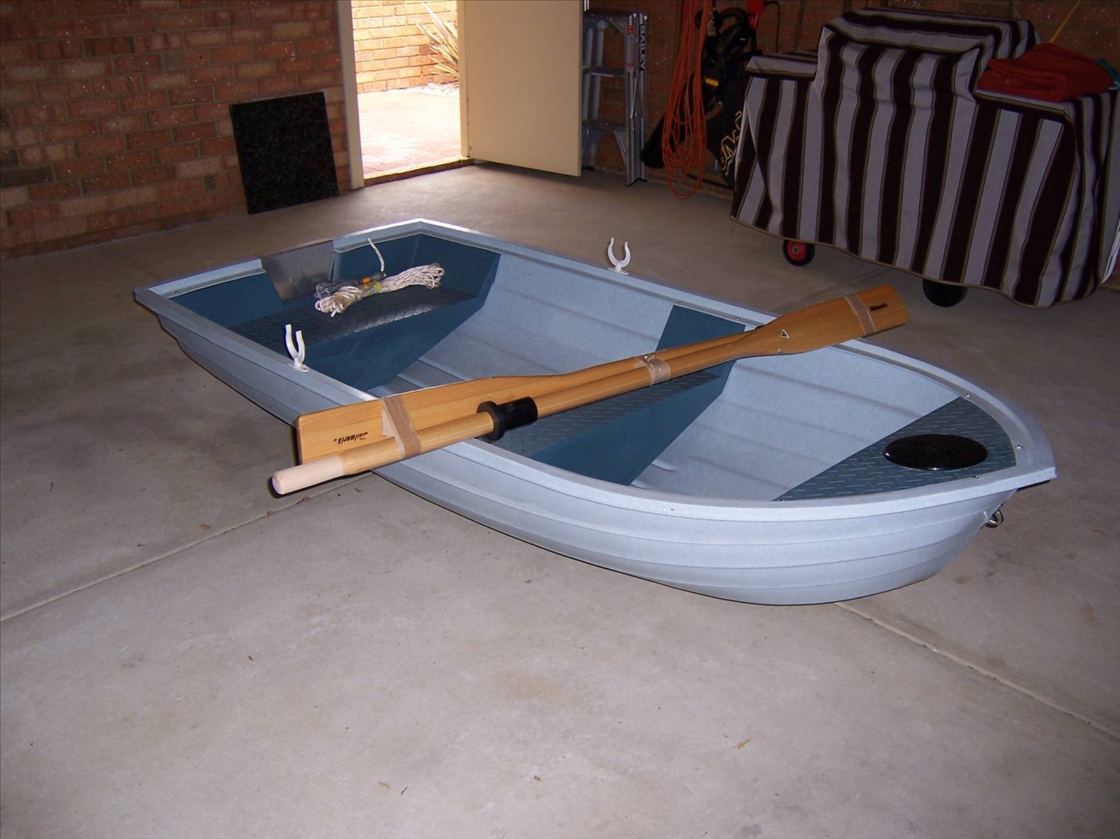 For Sale 2.5 m fiberglass dingy with oars $450. Call 08 94077016