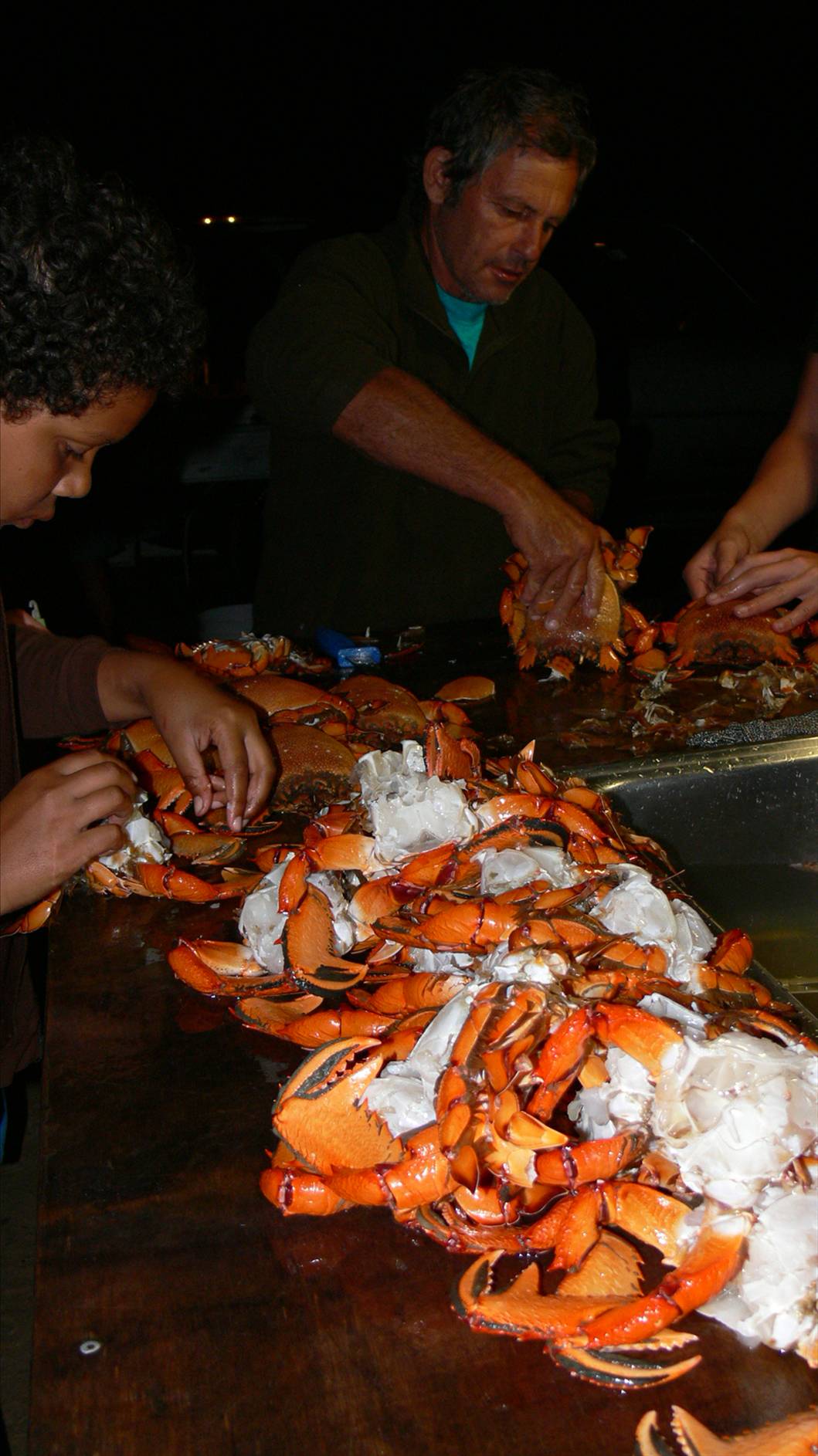 cleaning spanner crabs 