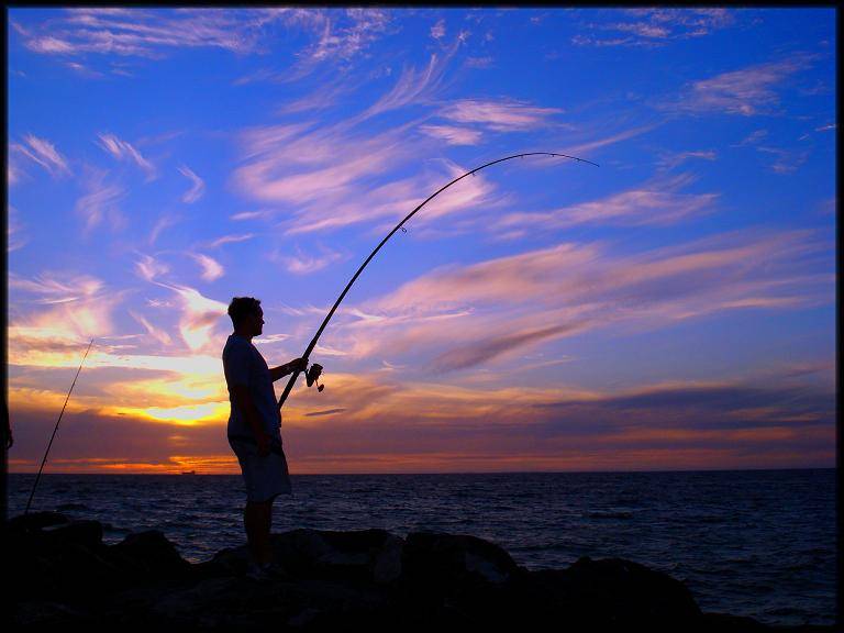 Fishing Cottesloe groine hooked up to something BIG!