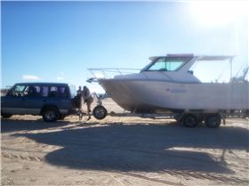 1989 pajero pulling 7.5m ali boat out of water