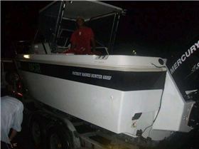 Captain Dazza giving Oscar a wash