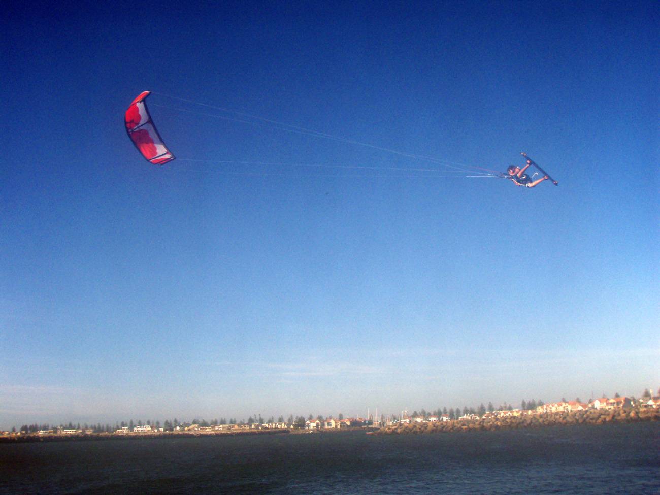 kitelooping in marina 11m, 5000 knots +