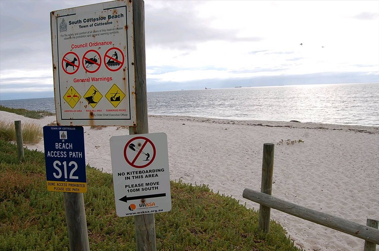 Phone Box Cottesloe (2)