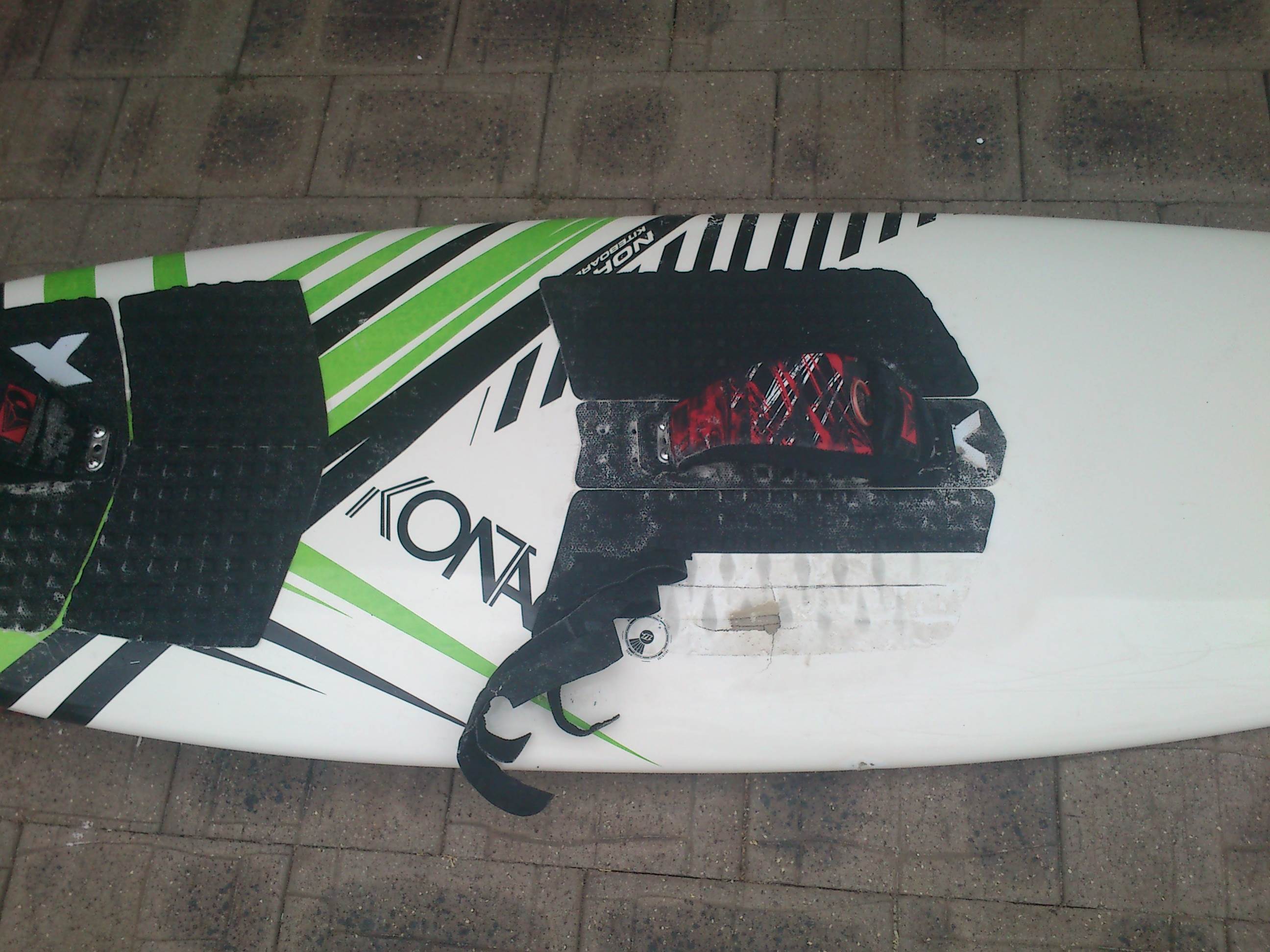 Board comes without straps and fins