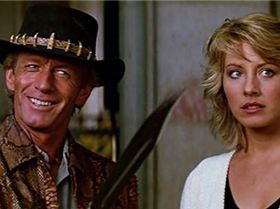 crocodile-dundee-thats-not-a-knife-scene-paul-hogan-linda-kozlowski-muggers