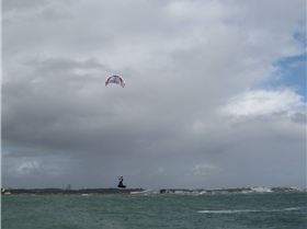 Damo Kitelooping 9m in 30+ knots 