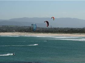 Synchronised kitesurfing