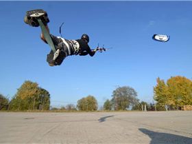 Peter Muller kitelooping Flysurfer Pulse2 with snakeboard