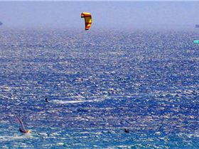 Kiters and windsufers can play well together!
