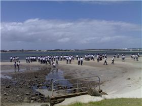 Tourists taking over Loders kitespot - Gold COast