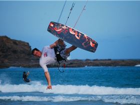 Gerry kitesurfing at Warilla Beach 27/11/08
