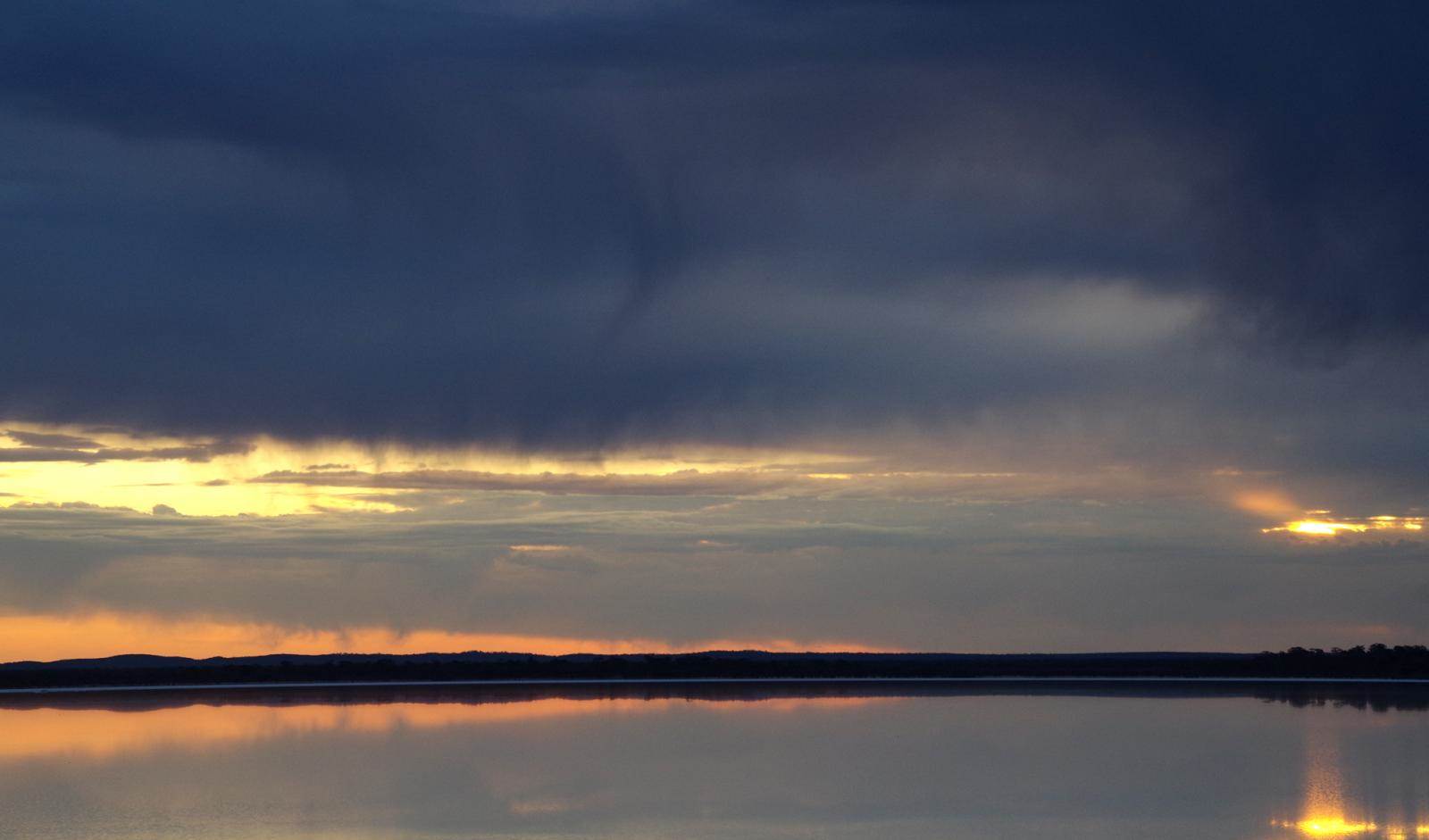 large 2 tornado trying to form jpg 9d4e4f01b3799694042e3ef5cb635859