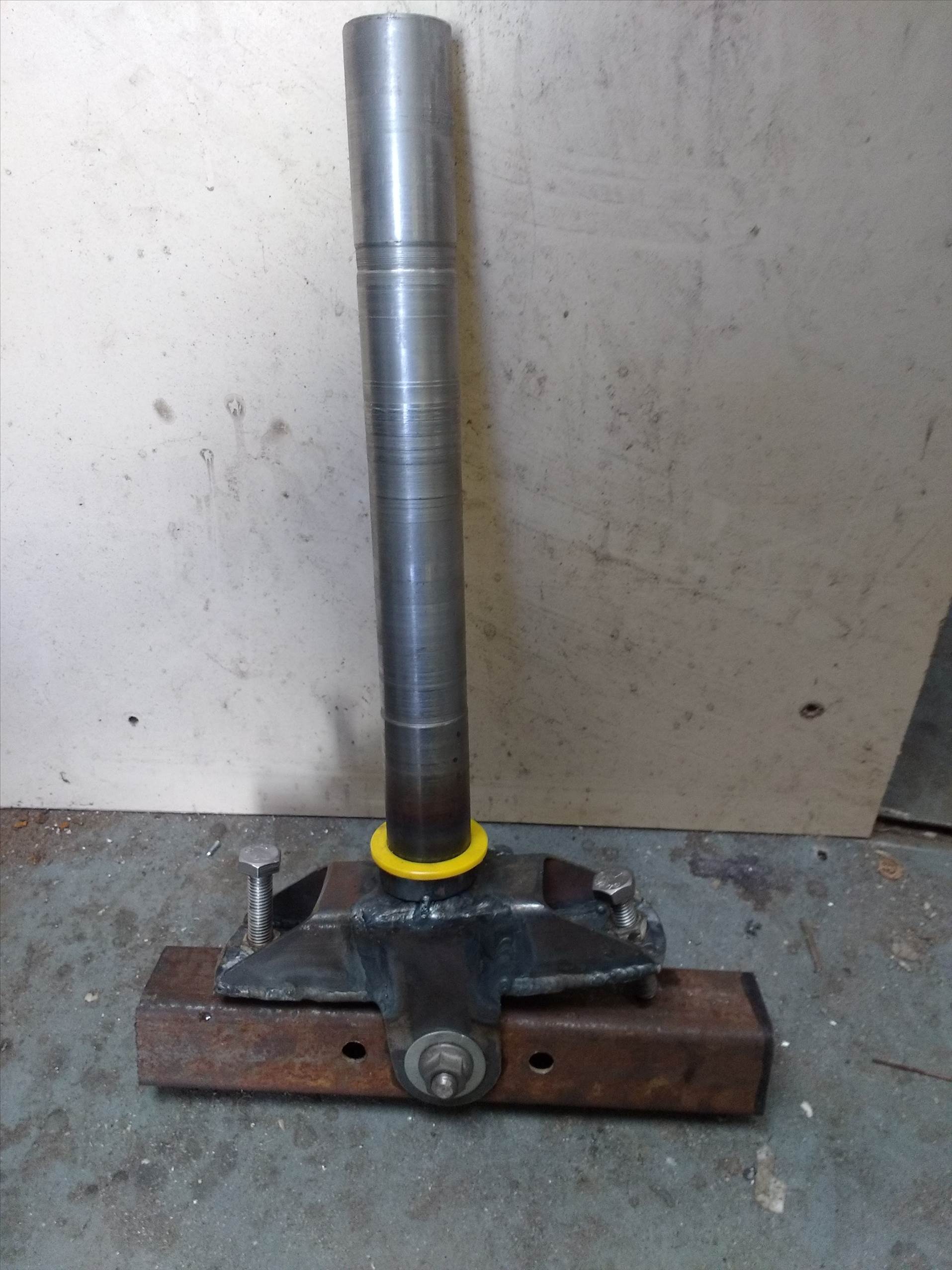 Adjustable mast step
