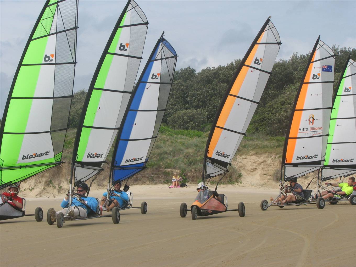 Sunday practice, 16 karts, very little room