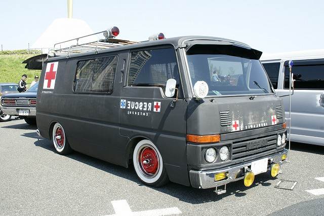 mooneyesSCN2010-5476 nissanCaravanE23