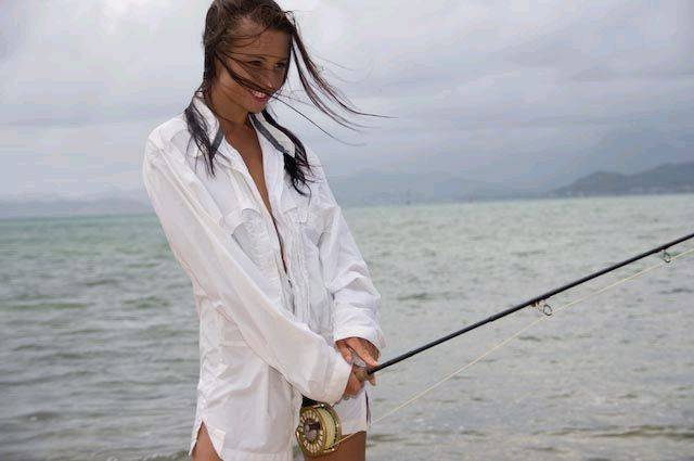 sexy-women-fishing-12