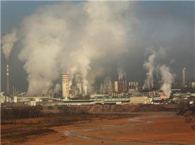 The release of smoke and steam from the Orville Qianyuan chemical plant fills the sky. meitu 3