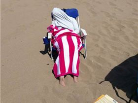 girlfriend-tanning-fail