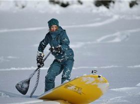Stand-Up-Paddling-in-the-snow