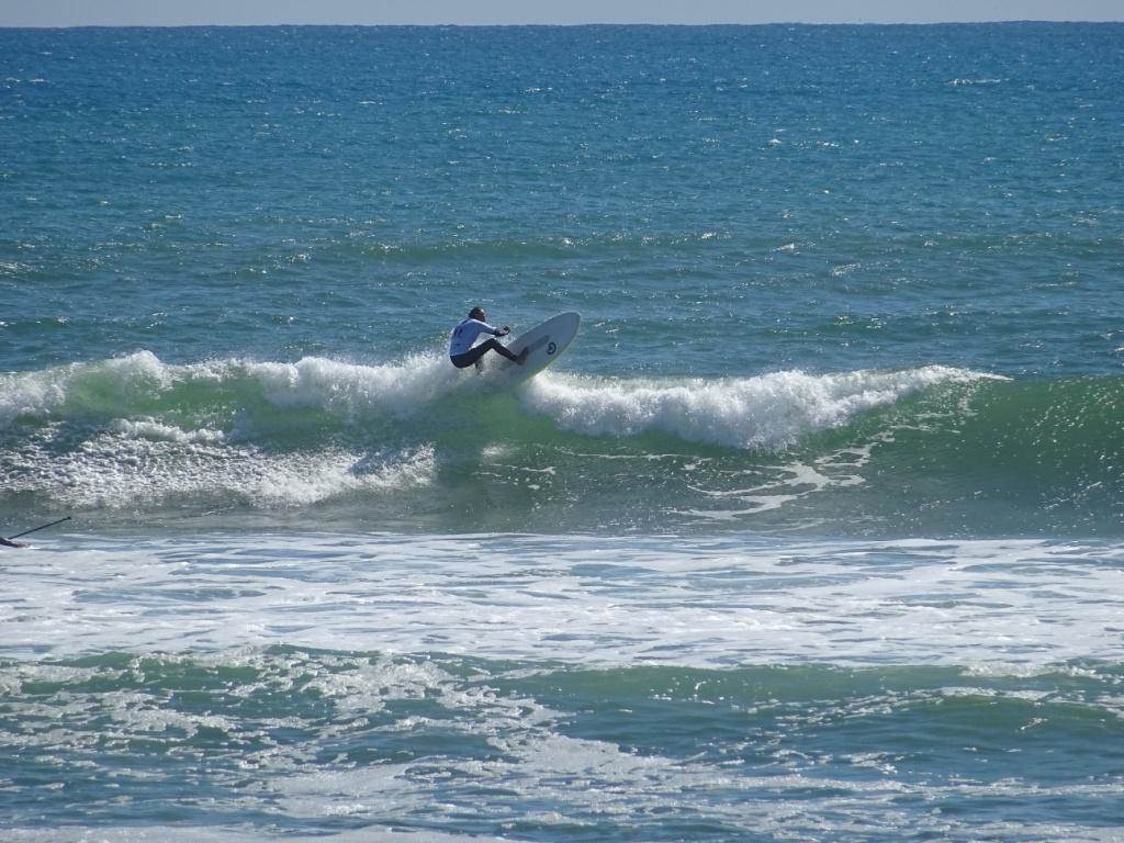 Qld SUP surfing team members in action