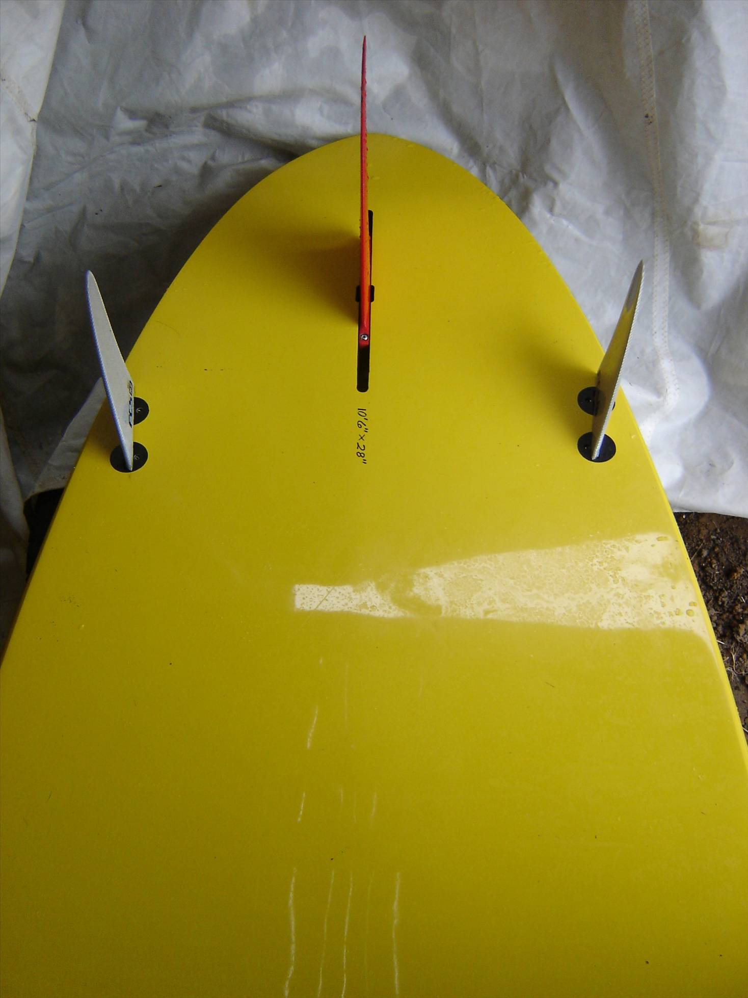 106\" SUP with small H2 FCS side fins & 7 3/4\" flexy centre fin