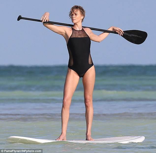 article-2584637-1C6FB1E400000578-794 634x621