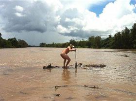 136650-nakes-man-on-log-on-daly-river