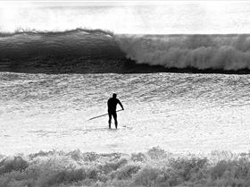 Max doesn't dive on the paddle out.!
