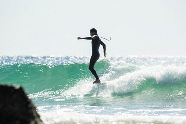 Beau-Young-longboard-surfing1
