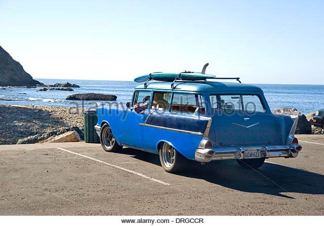 surfer-in-wagon-waiting-for-waves-at-beach-on-california-coast-drgccr