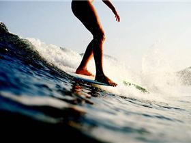 LOLA-MIGNOT-SURFING-2-700-700x466