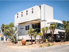 truck-surf-hotel
