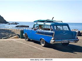 surfer-in-wagon-waiting-for-waves-at-beach-on-california-coast-drgccr