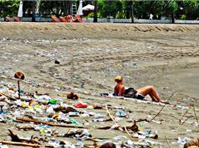 Bali-Kuta-Beach-trash-with-girl-1-800x588