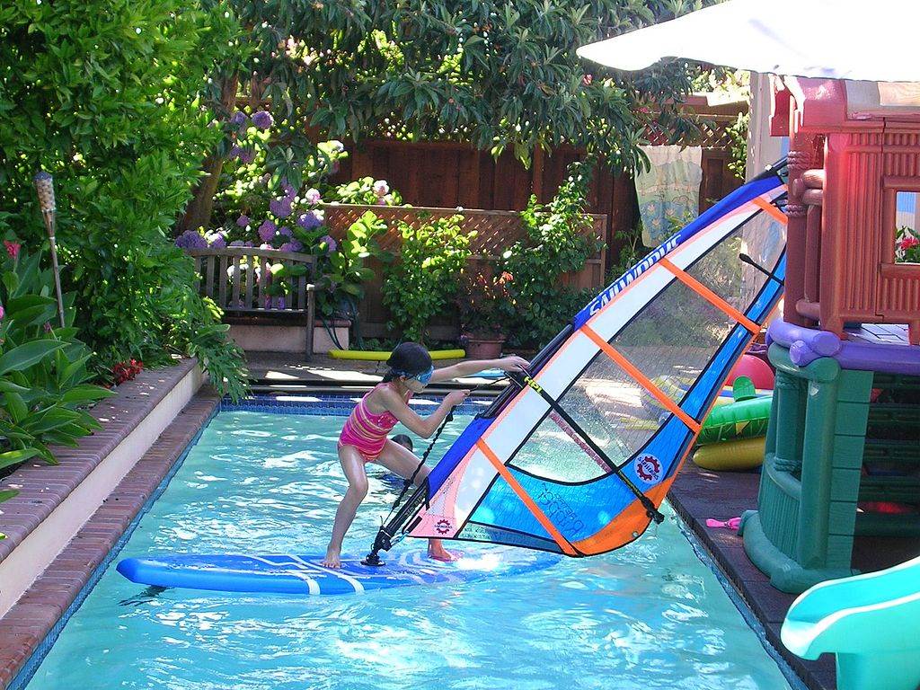 1024px-ChildWindsurf