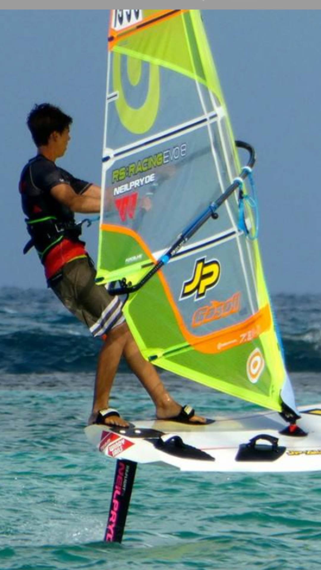 Hard to see but there is a plate on top of the deck where the fin bolts rest