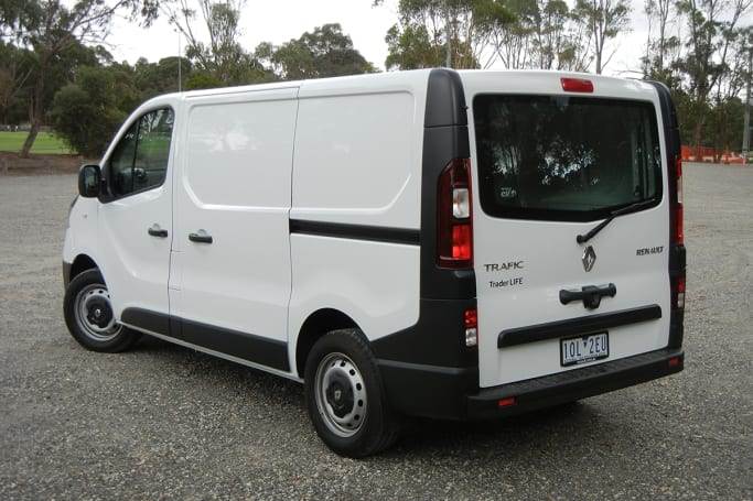 2019-Renault-Trafic-Trader-Life-Commercial-white-Mark-Oastler-1200x800p-(3)