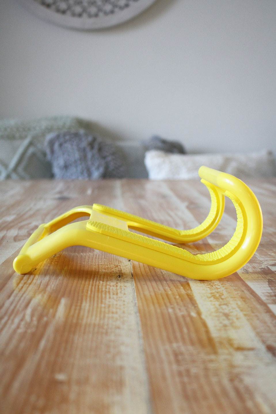 Claw surfboard carrier