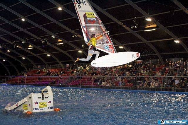 daida-one-footed-forward