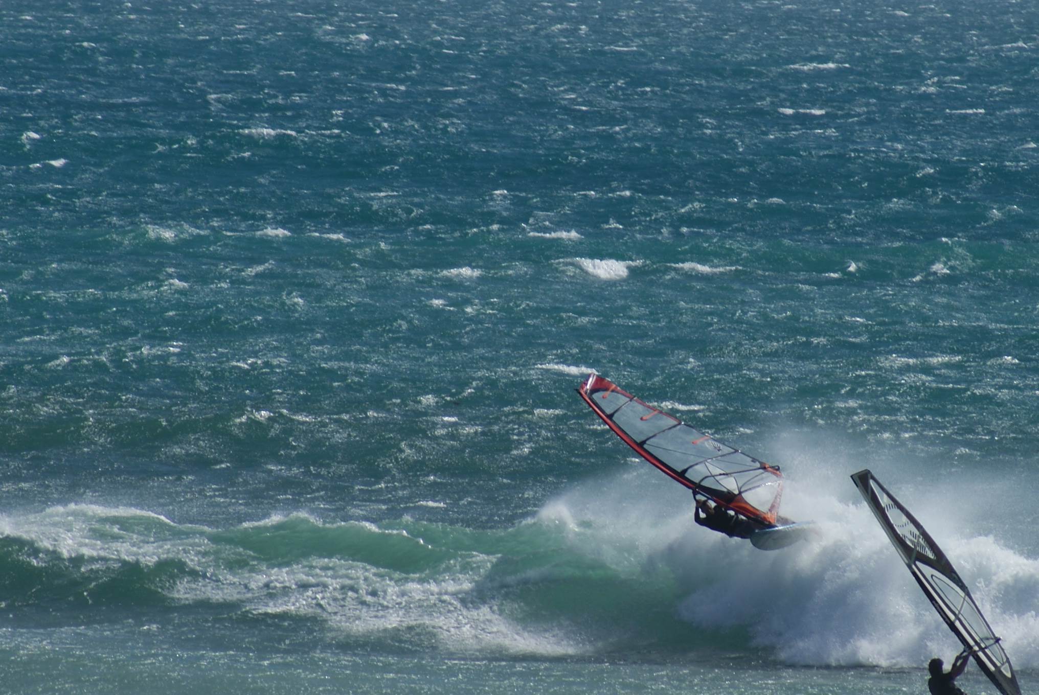 Super Pipe 25 knots low tide