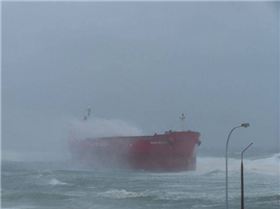 Coal ship stuck @ Nobbys Beach