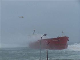 Coal ship stuck @ Nobbys Beach