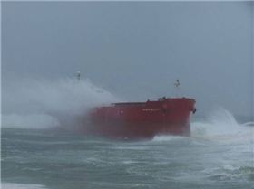 Coal ship stuck @ Nobbys Beach