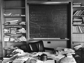 einstein-desk-662x614